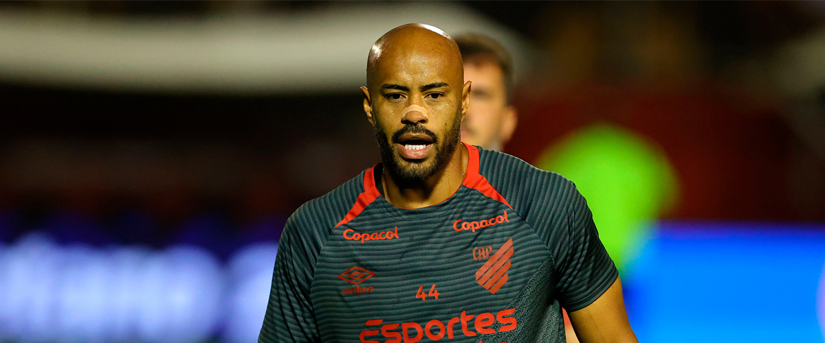 Thiago Heleno está afastado no Athletico