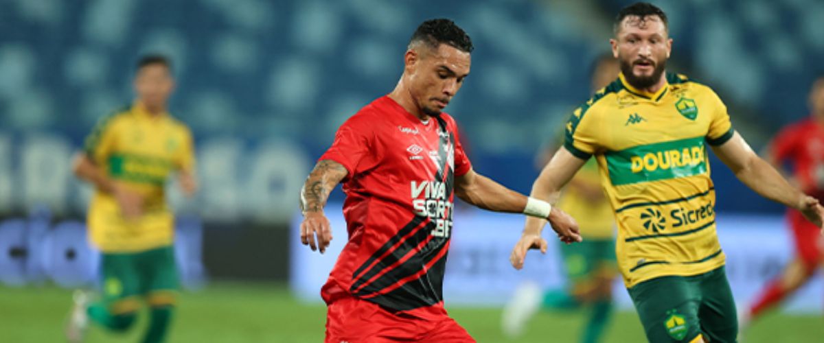 Athletico enfrenta o CRB em casa