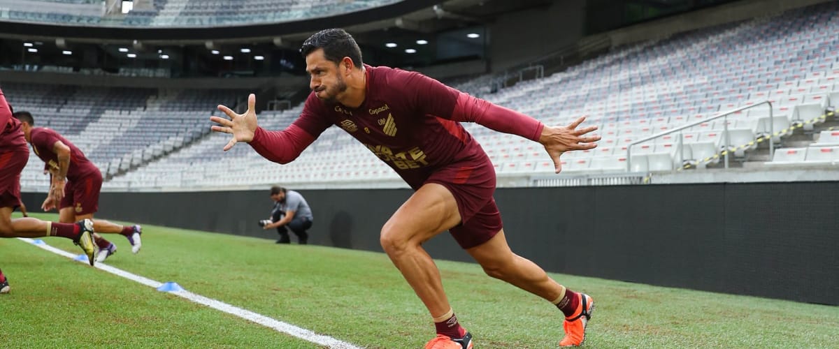 Giuliano rescinde com o Athletico e fica livre no mercado