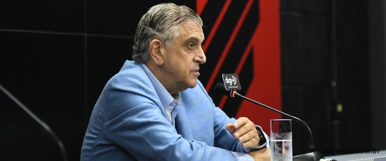 Petraglia conversou com elenco e comissão antes de treino