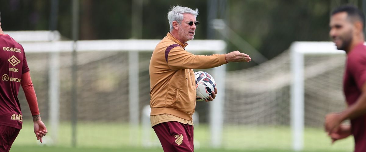 Com mudança no esquema, Odair define o Athletico que encara o Amazonas