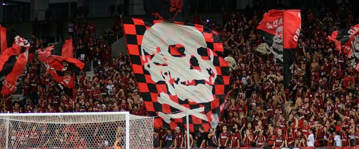 Os Fanáticos: 48 anos de paixão rubro-negra nas arquibancadas