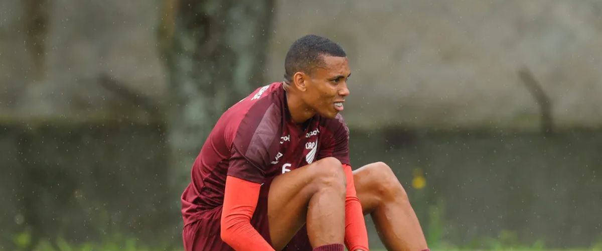 Athletico rescinde contrato com Madson e lateral-direito fica livre no mercado